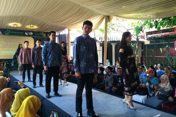 Para peragawan dan peragawati memamerkan bati-batik motif bunga yang dibuat para peserta program Pelatihan Kampung Batik Cigadung yang diinisiasi oleh Dinas Koperasi Usaha Mikro Kecil dan Menengah Kota Bandung bekerjasama dengan Rumah Batik Komar serta didukung oleh Pemerintah Provinsi Jawa Barat.