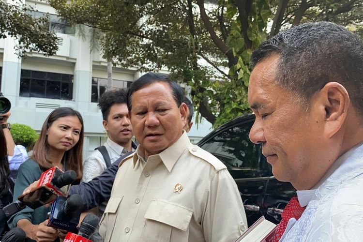 Menteri Pertahanan RI Prabowo Subianto usai menerima tamu pengacara Hotman Paris di Kantor Kementerian Pertahanan, Jakarta Pusat, Kamis (10/8/2023).