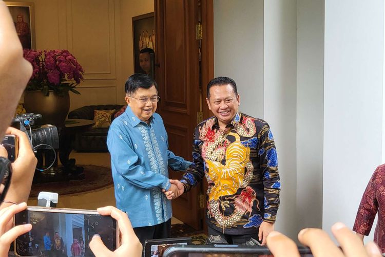 Wakil Presiden Ke-10 dan 12 RI Jusuf Kalla saat menyambut Ketua MPR RI Bambang Soesatyo di kediamannya di Jalan Brawijaya Raya Nomor 6, Jakarta Selatan, Rabu (22/5/2024).
