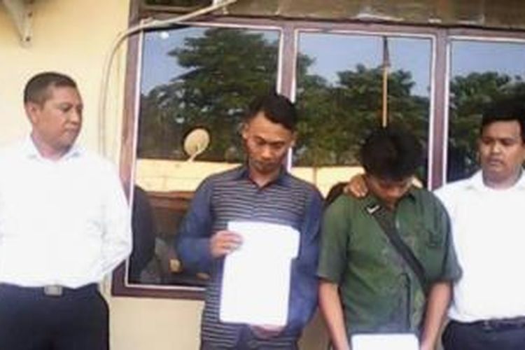 Omce Malau dan Anton (tertunduk) saat diamankan Penyidik Unit Reskrim Polsekta Sunggal, Selasa (24/11/2015). 
