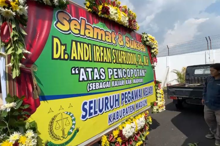 Kejaksaan Negeri Kabupaten Madiun mendapatkan karangan bunga ucapan selamat atas pencopotan Dr. Andi Irfan Syafrudin dari jabatannya sebagai Kajari Kabupaten Madiun.Karangan bunga itu dikirim oleh seseorang yang tidak diketahui identitasnya, Senin (12/6/2023).
