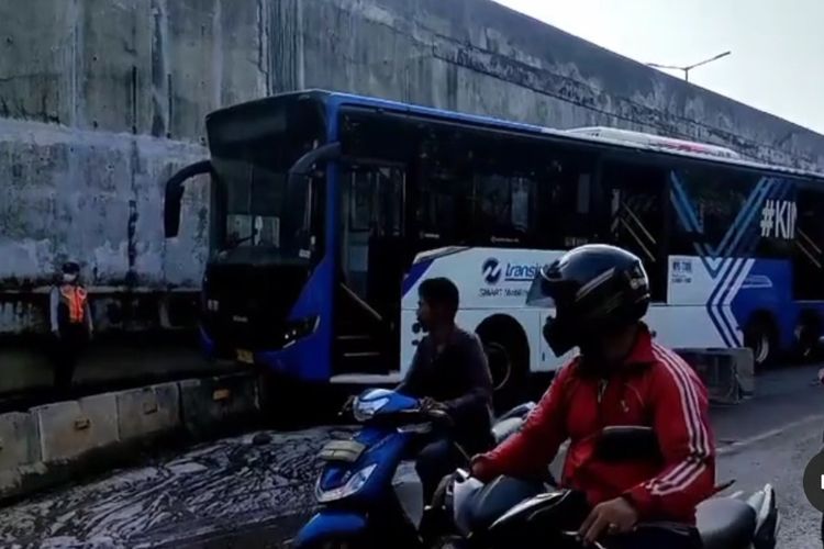 Suasana saat bus Transjakarta menabrak separator jalan di Jalan Ciledug Raya, Petukangan Utara, Pesanggrahan, Jakarta Selatan, pada Minggu (13/2/2022) pagi.