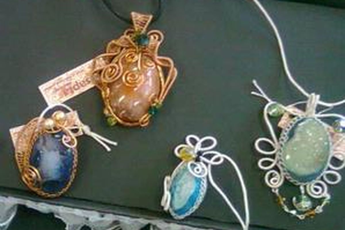 Kombinasi kawat dengan batu-batuan Indonesia biasa dikenakan Kamidia Radisti untuk pakaian tradisional atau etnik.