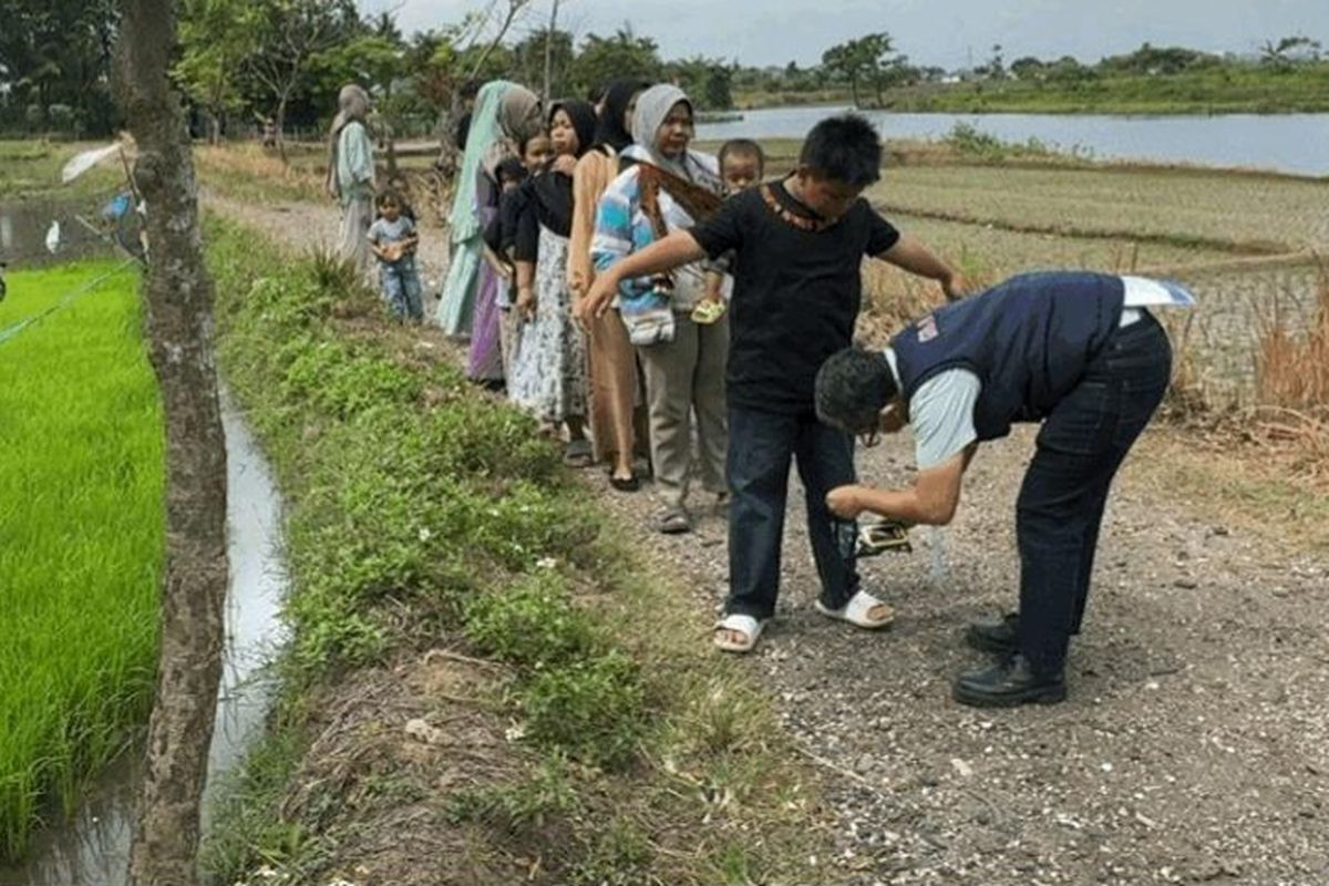 Warga Cikande sedang diperiksa terkait radiasi cesium-137. 