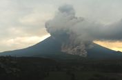Gunung Semeru Erupsi, Luncurkan Awan Panas Sejauh 4,5 Kilometer
