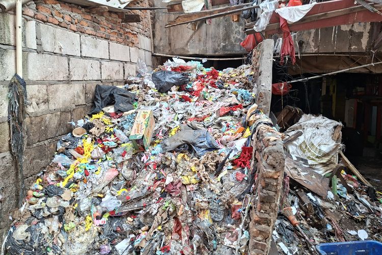 Rusunawa Angke Dikepung Tumpukan Sampah: Bau Menyengat, Belatung hingga Tikus Berkeliaran