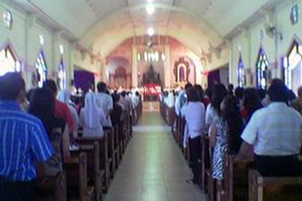 Sekitar 1.000 umat Katolik mengikuti misa pagi, pukul 06.30 wita, pada hari Kamis Putih (9/7), di Gereja Katedral Reinha Rosari Larantuka, Kabupaten Flores Timur, Nusa Tenggara Timur (NTT). Kabupaten Flotim dan Lembata mengalami penundaan pelaksanaan pemilu legislatif pada 14 April, karena adanya tradisi rohani Semana Santa, pekan suci perayaan Paskah.