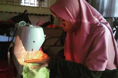 Belajar di Rumah, Siswa Disabilitas Buat Masker Kain untuk Disumbangkan