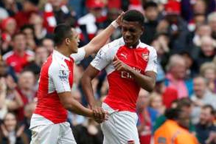 Alexis Sanchez dan Alex Iwobi merayakan gol Arsenal ke gawang Watford di Stadion Emirates, Sabtu (2/4/2016).