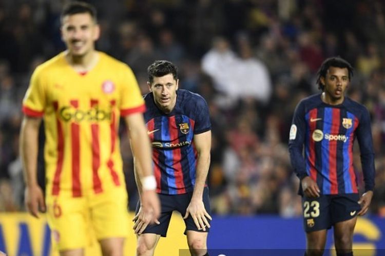 Reaksi Robert Lewandowski (dua dari kanan) dan Jules Kounde pada akhir pertandingan pekan ke-28 Liga Spanyol 2022-2023 Barcelona vs Girona di Stadion Camp Nou, Selasa (11/4/2023) dini hari WIB.