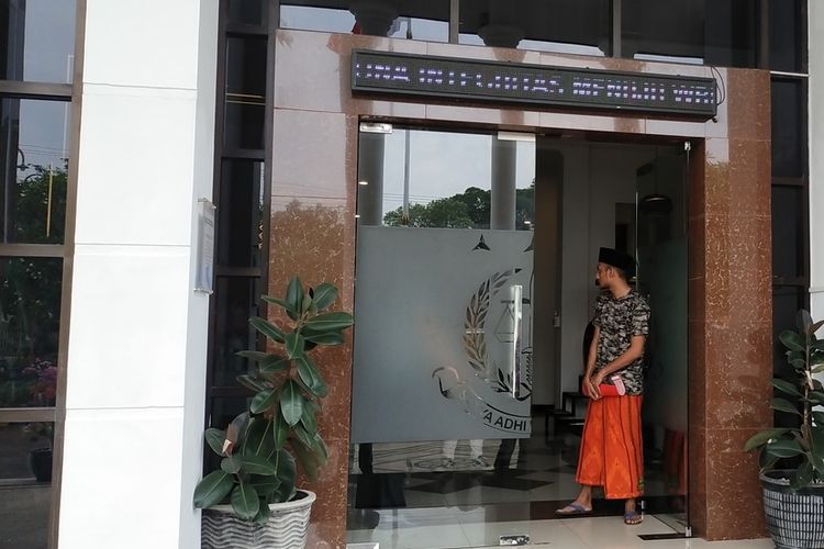 Tersangka AR (25) warga Desa Labang, Kecamatan Labang Bangkalan hendak keluar usai mendapatkan Restorative di Kantor Kejaksaan Negeri Bangkalan
