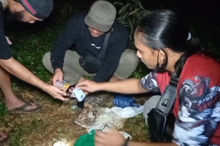 Polisi di Pangkalpinang saat memeriksa barang bukti tas yang dikubur di belakang rumah pelaku pada Rabu (5/1/2022) malam.