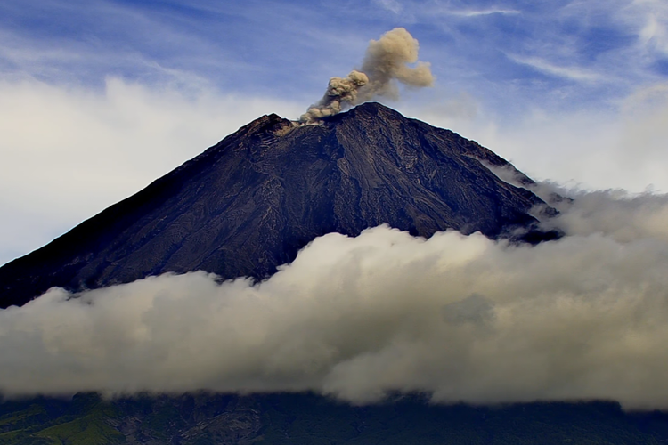 Gunung Semeru Meletus Senin Pagi, Semburkan Abu Setinggi 500 Meter