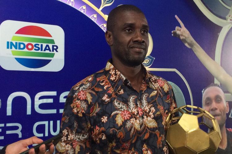 Agen Makan Konate, Moctar, setelah menerima penghargaan Gelandang Terbaik pada Indonesian Soccer Awards 2020 di Gedung Indosiar, Daan Mogot, Jakarta Barat, Jumat (10/1/2020).