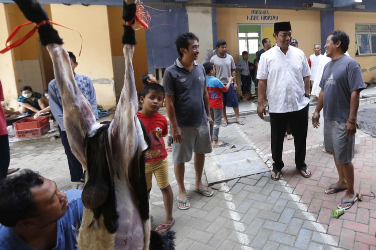 Wali Kota Semarang Hendrar Prihadi meninjau proses pembagian daging kurban, Jumat (1/9/2017).