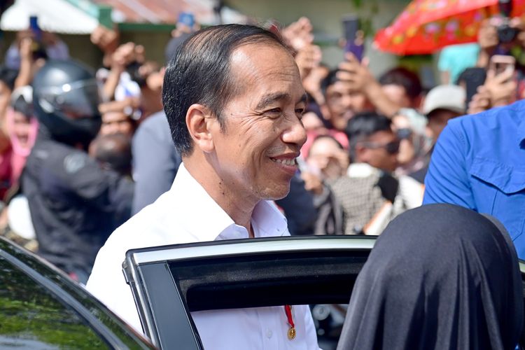 Presiden Joko Widodo meninjau stok beras Bulog dan membagikan bantuan pangan beras kepada masyarakat dalam kunjungannya ke Kompleks Pergudangan Bulog Kalangkangan di Kabupaten Tolitoli, Provinsi Sulawesi Tengah, Rabu (27/3/2024).