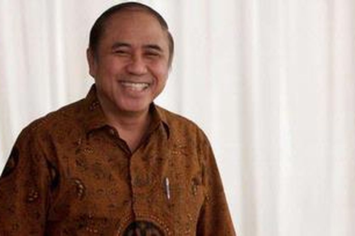 Wakil Gubernur DKI Jakarta, Prijanto saat jumpa pers tentang pernyataan kemunduran dirinya dari jabatan Wakil Gubernur, di kediamaanya kawasan Mega Kuningan, Jakarta, Minggu (25/12/2011). Ia menyatakan mundur dari jabatan sebelum usai masa baktinya yang akan berakhir pada Oktober 2012 dan telah menyerahkan surat pengunduran dirinya sebagai Wakil Gubernur DKI kepada Menteri Dalam Negeri pada 23 Desember 2011. KOMPAS IMAGES/BANAR FIL ARDHI