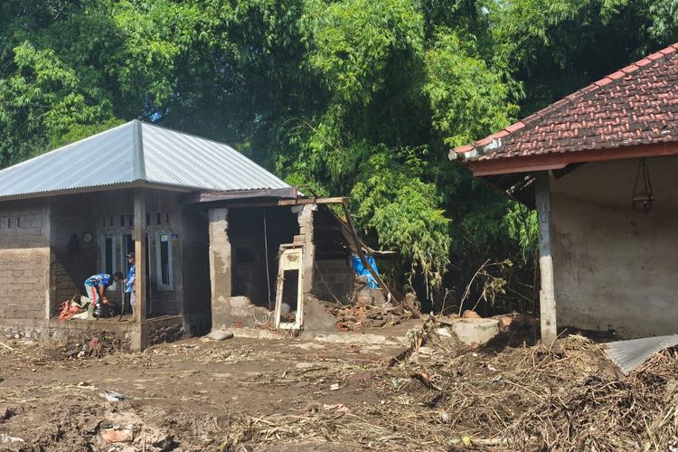 18.140 Ton Beras Disalurkan untuk Penanganan Pascabencana Banjir Bandang di Buleleng