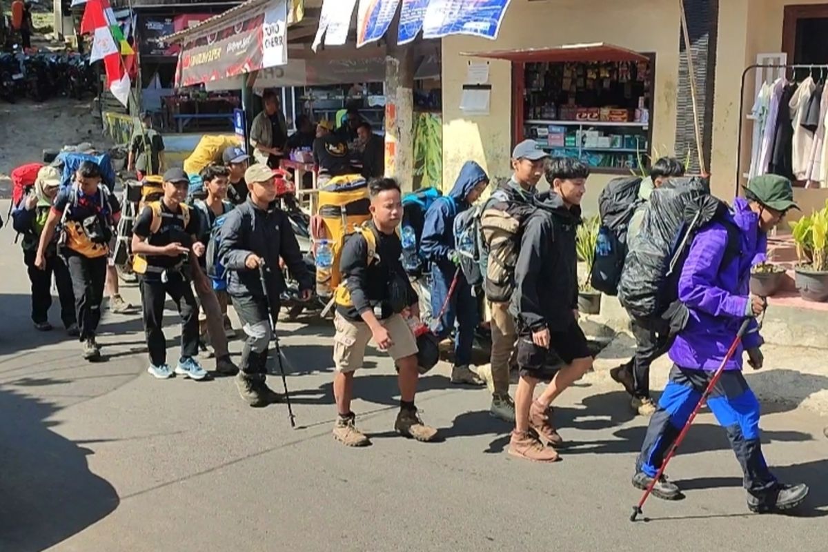 Sejumlah pendaki dari berbagai daerah mulai berdatangan di Pos Pendakian Palutungan, Rabu (16/8/2023). Mereka melakukan registrasi, pemeriksaan peralatan, kesehatan dan lainnya untuk menuju puncak Gunung Ciremai. Pengelola sebut jumlah pendakian meningkat.