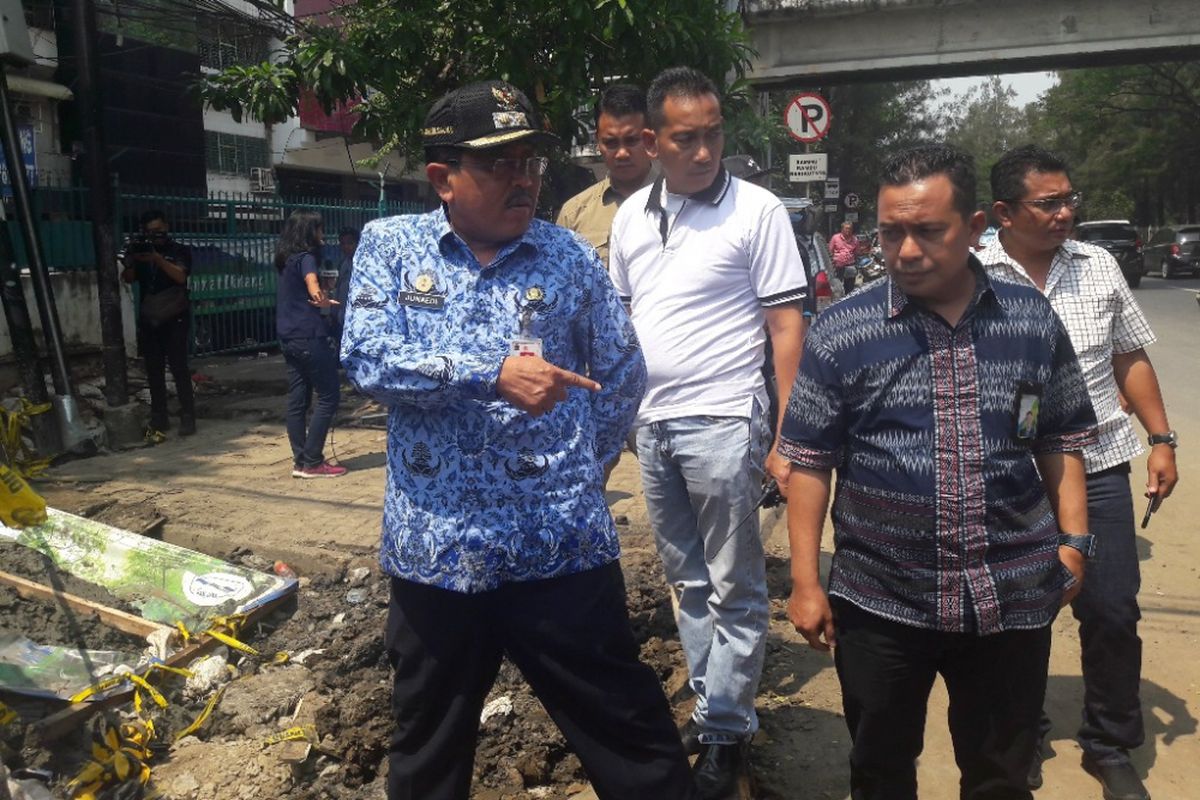 Wakil Wali Kota Jakarta Utara Junaedi meninjau lokasi proyek galian pipa PAM Jaya yang menewaskan seorang pekerjanya di Jalan Jembatan Tiga, Penjaringan, Rabu (2/5/2018).