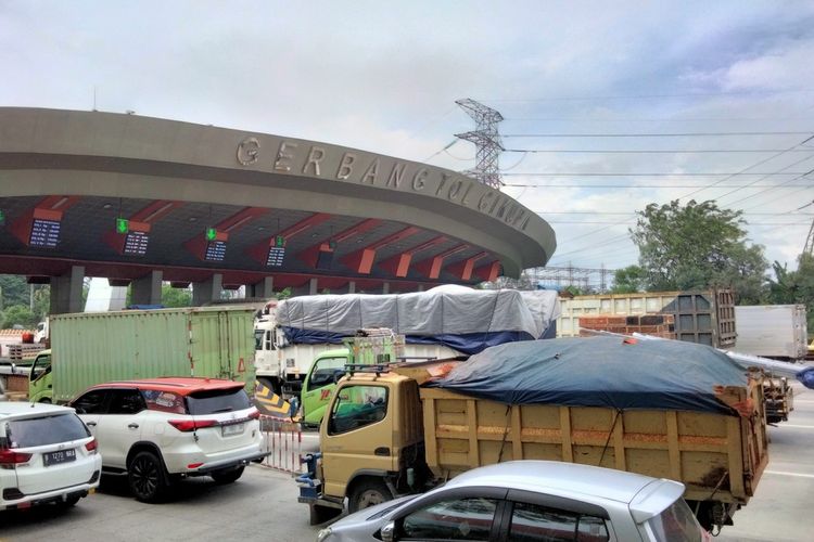 Kendaraan angkutan barang di Gebang Tol Cikupa pada ruas tol Tangerang Merak. Berikut jadwal, lokasi, dan jenis kendaraan terkait pembatasan operasional angkutan barang selama arus mudik dan arus balik lebaran 2023.
