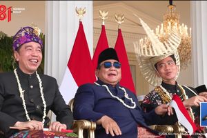 Senyum Lebar Prabowo Kala Duduk Diapit Jokowi dan Gibran di Istana