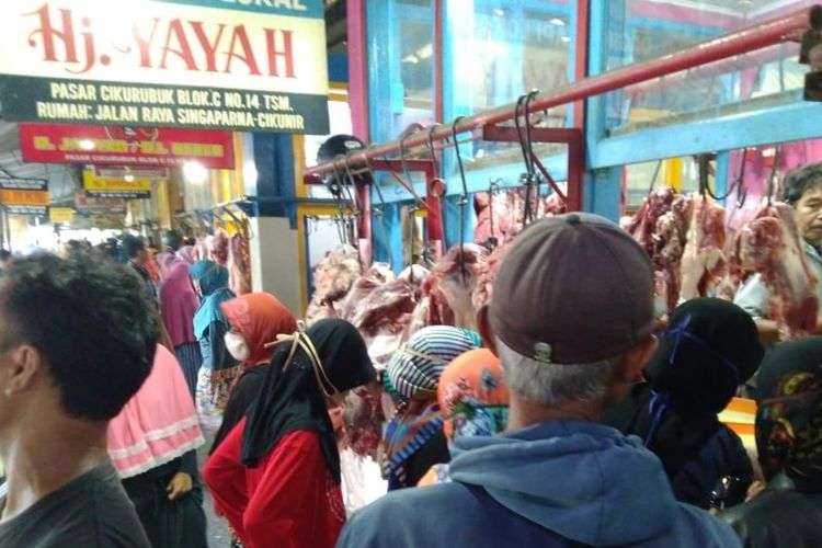 Warga tetap berjubel menyerbu Pasar Induk Cikurubuk untuk membeli kebutuhan makanan menjelang bulan Ramadhan meski saat masa pandemi corona, Kamis (23/4/2020).