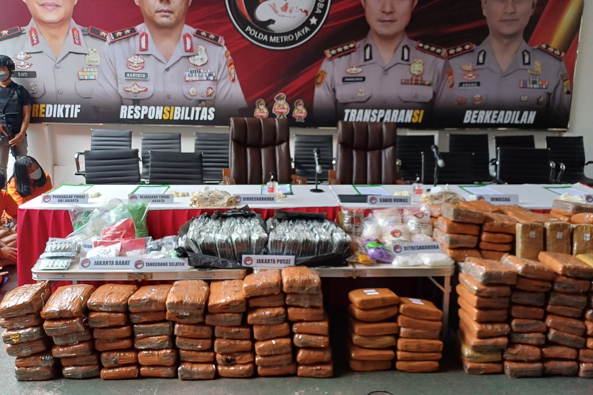 Direktorat Reserse Narkoba Polda Metro Jaya bersama polres dan polsek jajaran menyita barang bukti sebanyak 315,7 kilogram narkotika berbagai jenis selama periode Februari hingga April 2025.