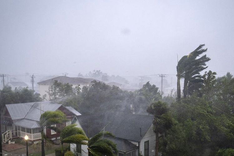Embusan dari Badai Ian melanda Punta Gorda, Florida, AS, pada 28 September 2022. Badai Ian menghantam Florida 28 September 2022, dengan Pusat Badai Nasional mengatakan mata badai itu mendarat disertai angin kencang dan hujan lebat melanda pantai.
