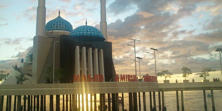 Masjid Amirul Mukminin merupakan Masjid Terapung yang berlokasi di jantung kota Makassar