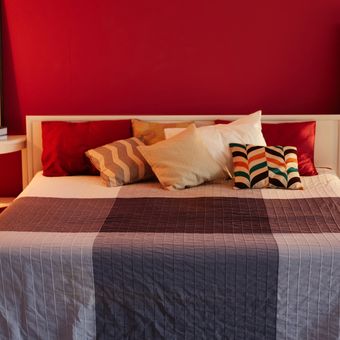 Ilustrasi kamar tidur dengan nuansa warna merah burgundy.
