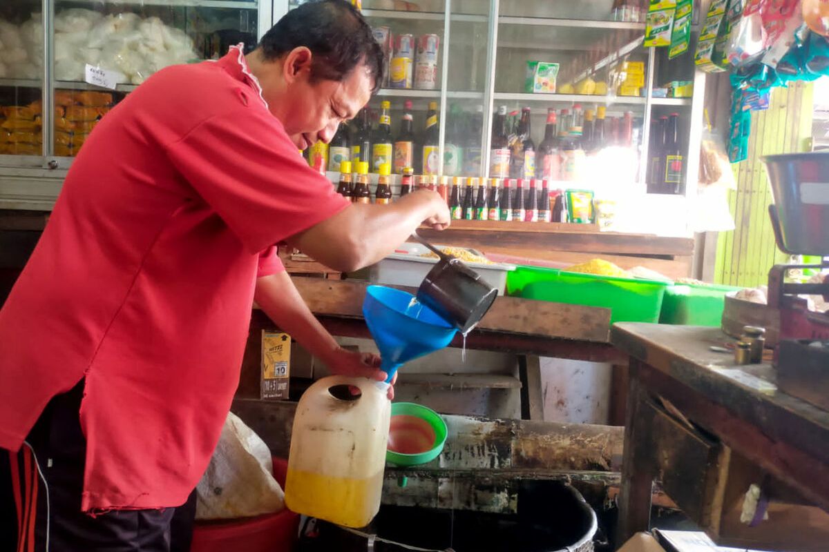 Pedagang minyak goreng di Pasar Legi dan Pasar Templek, Kota Blitar, Rabu (26/1/2022)
