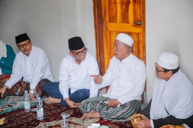 Andra Soni menghadiri pertemuan dengan ulama dari Kabupaten Serang dan Tangerang, di Gedung Serba Guna Pondok Pesantren (Ponpes) Darul Ulum, Kabupaten Serang.