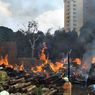 Tumpukan Kayu di Samping Apartemen Casablanca Terbakar