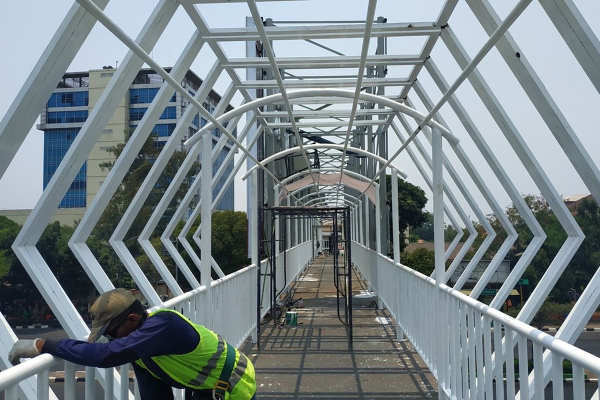 Pekerja masih merampungkan pembangunan jembatan penyeberangan orang (JPO) yang menghubungkan kompleks kantor Pemerintah Kota Bekasi dengan Stadion Patriot Candrabhaga, Jalan Jenderal Ahmad Yani, Bekasi Selatan, Rabu (9/10/2019).