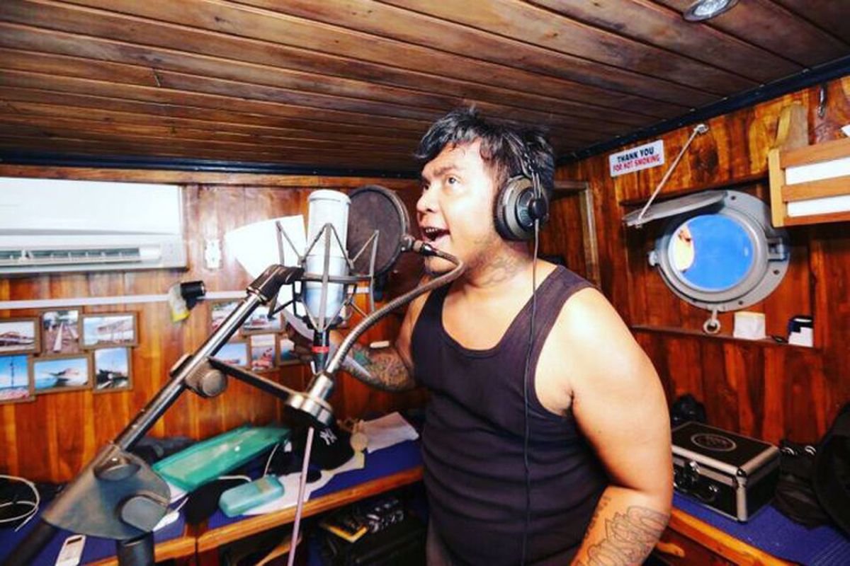 Erix Soekamti sedang take vocal.