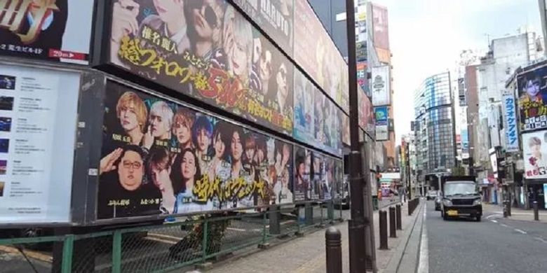 Sebuah billboard yang menampilkan para artis di kawasan lampu merah Jepang, Kabukicho. Di dalam gambar tersebut terdapat foto Pemimpin Korea Utara Kim Jong Un. Bisa Anda temukan yang mana?