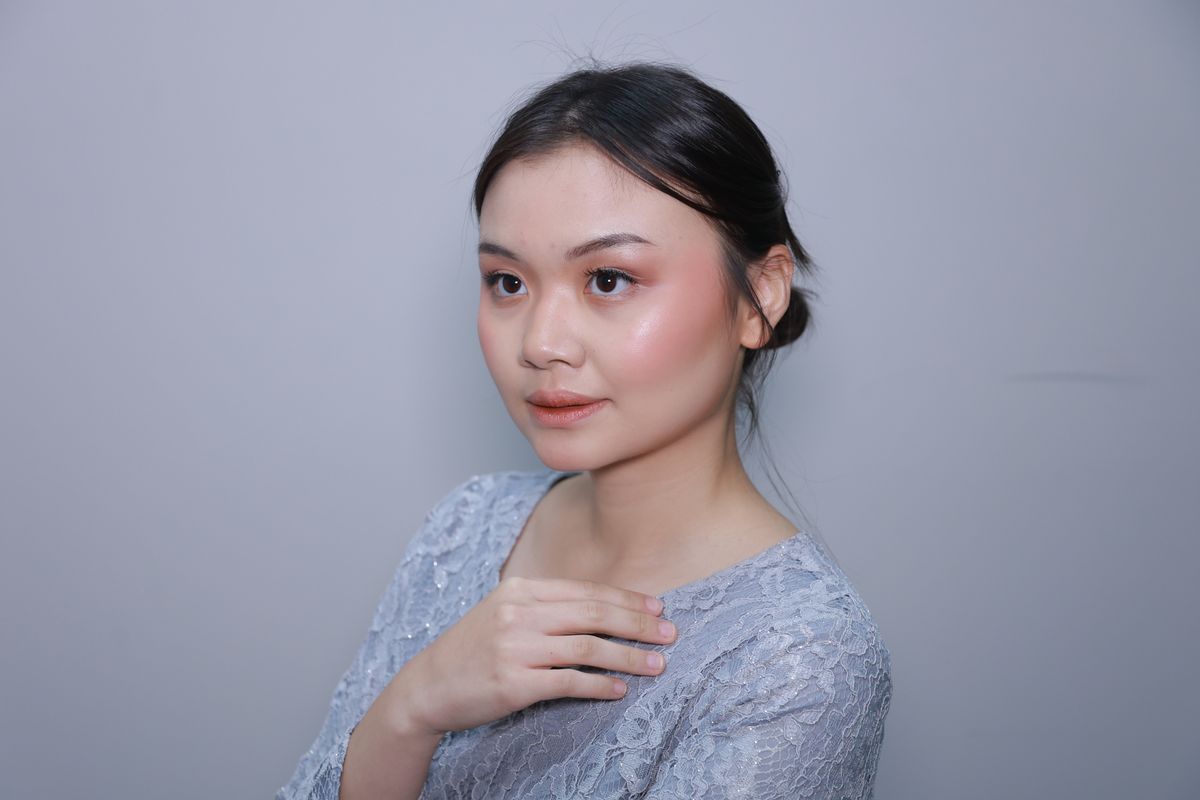 Model dengan hasil makeup untuk wisuda yang natural dan tahan lama.