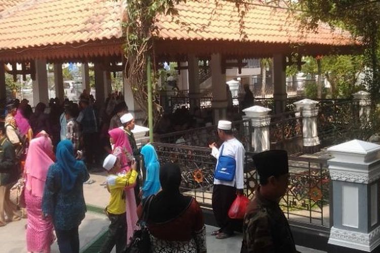 Para peserta dan penggembira Muktamar Nahdlatul Ulama ke-33 menyempatkan diri untuk melakukan ziarah ke makam Abdurahman Wahid atau Gus Dur di Jombang, Jawa Timur.