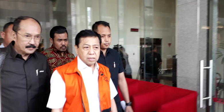 Ketua DPR RI Setya Novanto keluar dari gedung KPK, Rabu (6/12/2017)