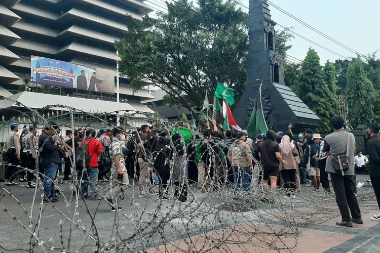 Aksi demo 11 April di depan Kantor Gubernur Jateng, Senin (11/4/2022)