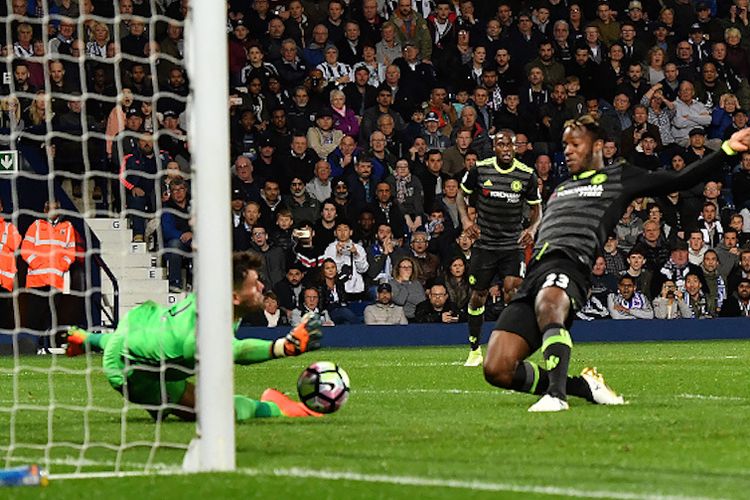 Michy Batshuayi mencetak gol tunggal kemenangan Chelsea ke gawang West Bromwich Albion pada pertandingan Premier League di Stadion The Hawthorns, Jumat (12/5/2015). 