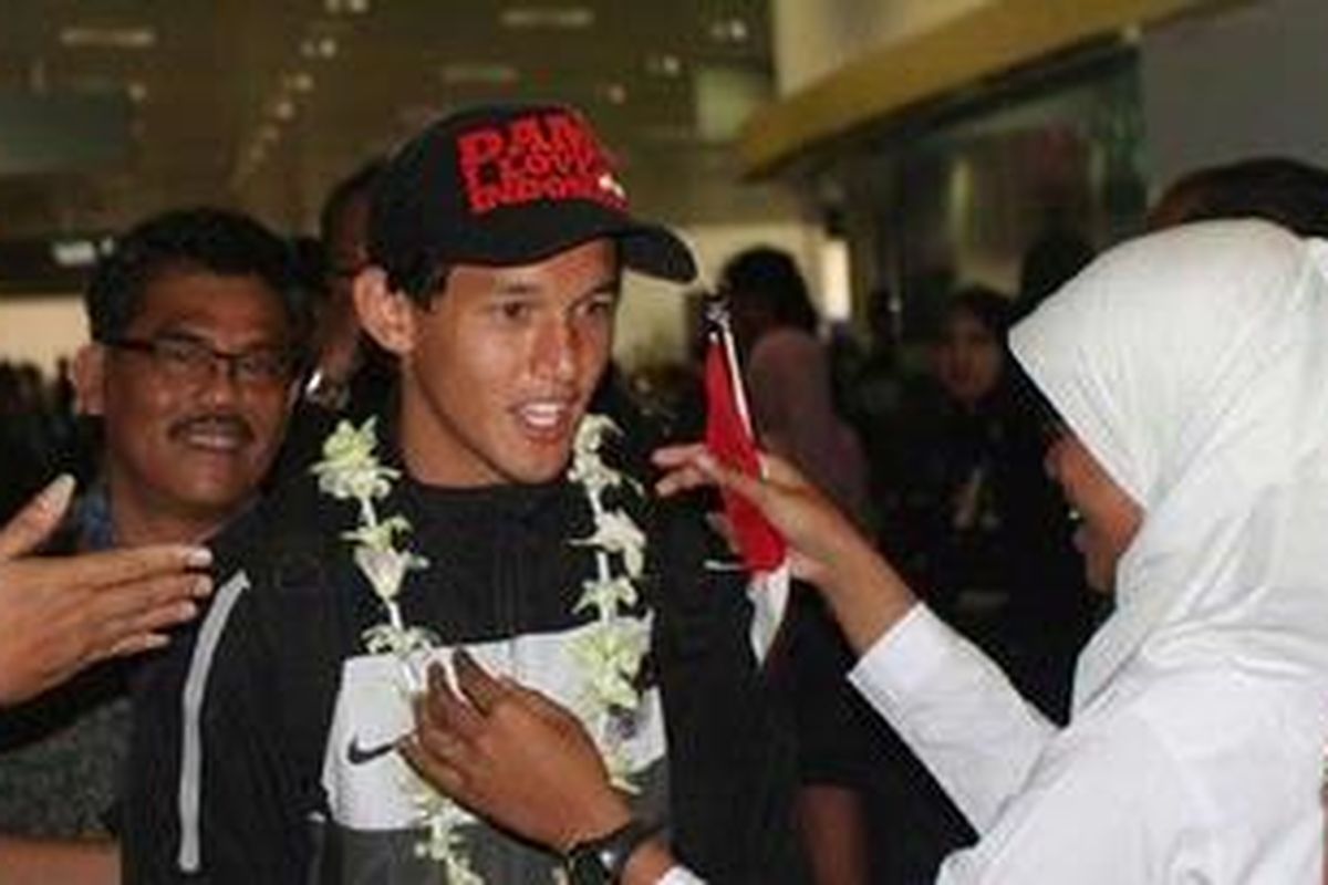 Irfan Bachdim dikalungi bunga ucapan selamat datang oleh siswi Sekolah Indonesia Kuala Lumpur saat tiba di Malaysia, Jumat (24/12/2010).