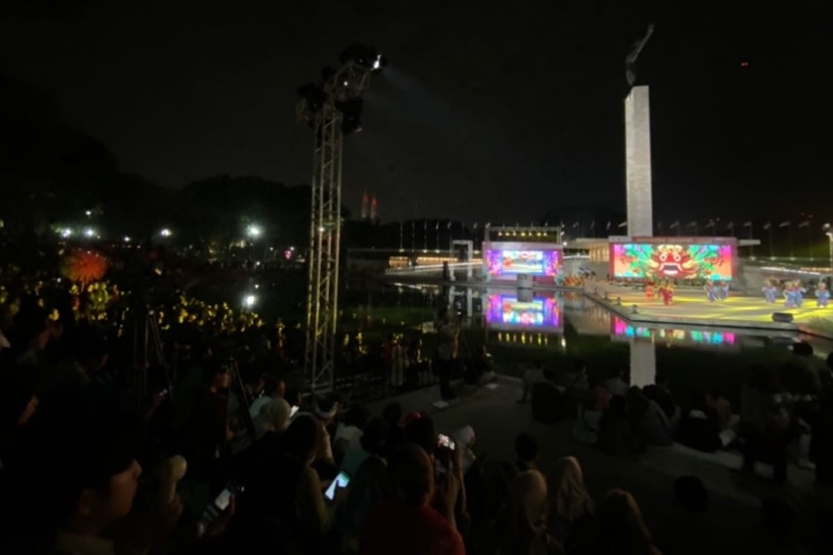 Sejumlah orang memadati area dalam Lapangan Banteng, Sawah Besar, Jakarta Pusat, untuk saksikan penampilan pemuda asing yang memainkan seni budaya Indonesia, Sabtu (12/8/2023) malam.