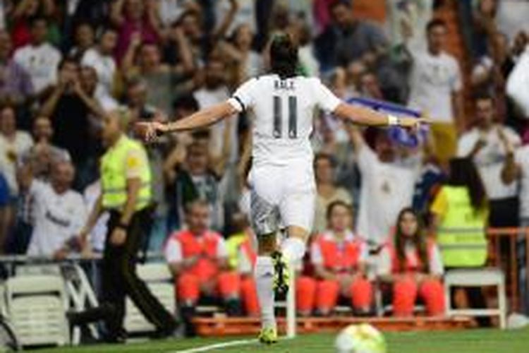 Penyerang Real Madrid Gareth Bale melakukan selebrasi setelah mencetak gol ke gawang Real Betis pada pekan kedua La Liga di Santiago Bernabeu, Sabtu (29/8/2015).
