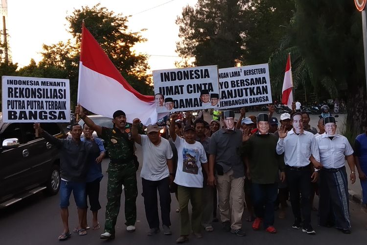 Kopral Bagyo bersama warga yang memerankan tokoh nasional dalam aksi teatrikal rekonsiliasi 01 dan 02 di Plaza Manahan, Banjarsari, Solo, Jawa Tengah, Jumat (31/5/2019).