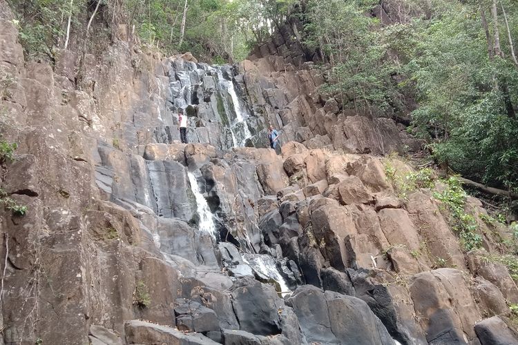 Air terjun Cunca Jami yang berada di Desa Cunca Wulang, Kecamatan Mbeliling, Manggarai Barat sebagai salah satu destinasi untuk melihat keunikan air terjun, Selasa, (22/9/2020). (HANDOUT/Felix Janggu/Warga Warsawe, Manggarai Barat)