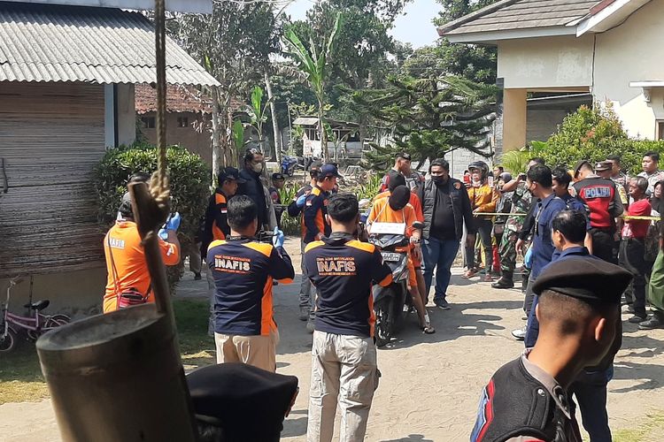 dua pelaku pembunuhan dan mutilasi yakni W (29) warga Magelang, Jawa tengah dan RD (38) warga Kebayoran Lama, Jakarta Selatan memperagakan adegan saat berboncengan tiba di kos daerah Triharjo, Kapanewon Sleman, Kabupaten Sleman.