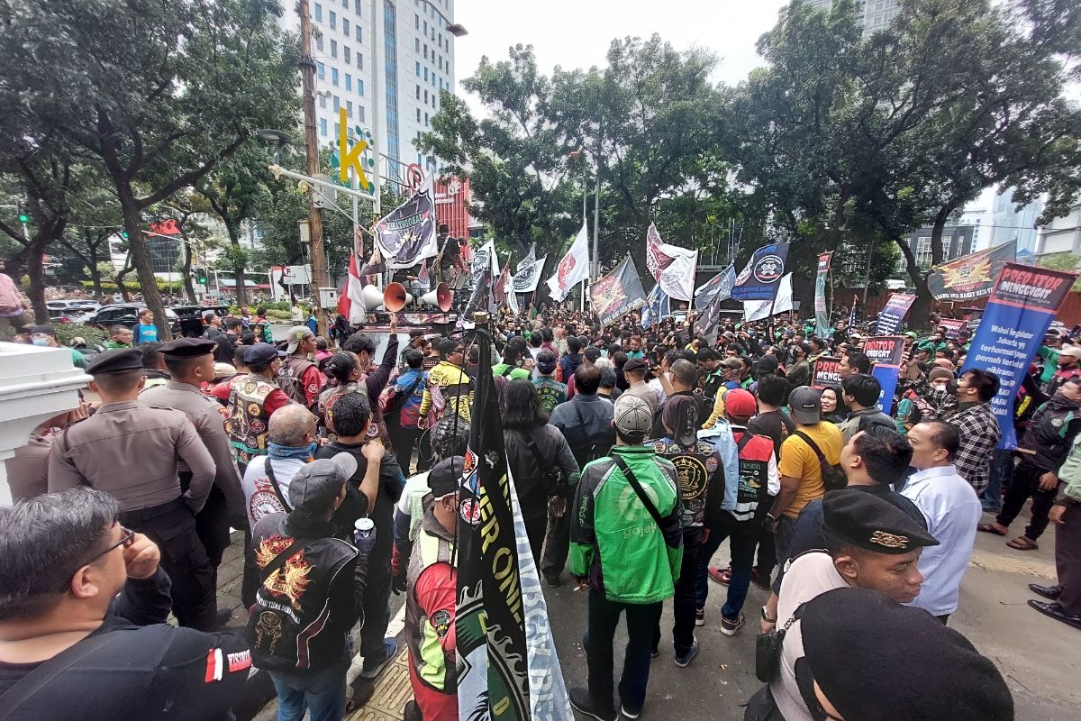 Para pengemudi ojek online (ojol) menggelar unjuk rasa di Gedung DPRD DKI Jakarta, Gambir, Jakarta Pusat, Rabu (25/1/2023) siang. Mereka menolak penerapan jalan berbauar elektronik (ERP) di Ibu Kota.