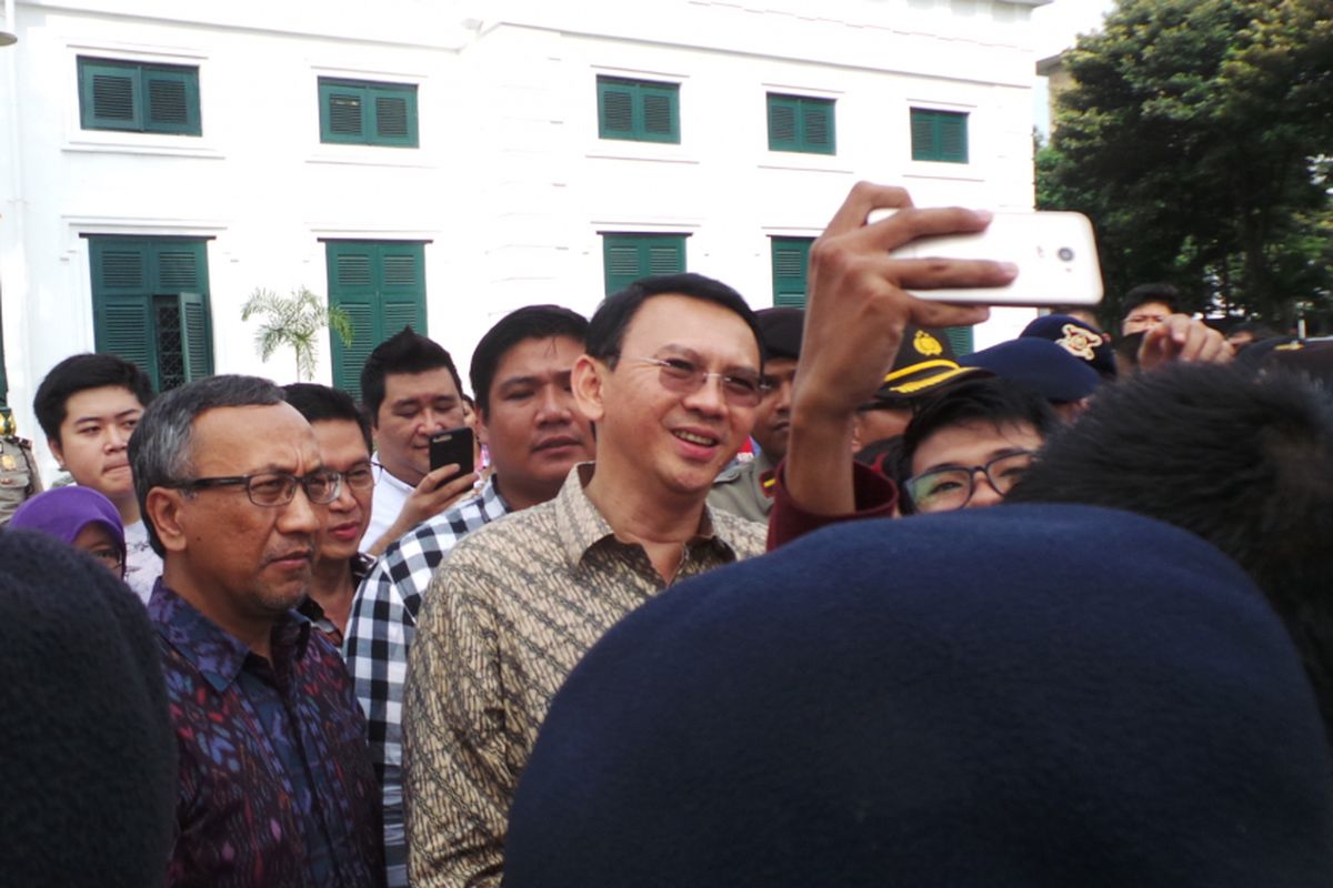 Gubernur DKI Jakarta Basuki Tjahaja Purnama atau Ahok saat mengunjungi kawasan Kota Tua untuk kick off revitalisasi kawasan tersebut, Jakarta Barat, Minggu (16/4/2017).